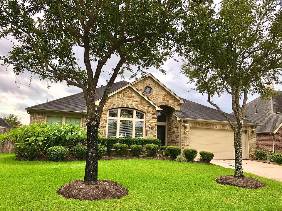 Beautiful one story with 2 car garage and excellent neighbors!