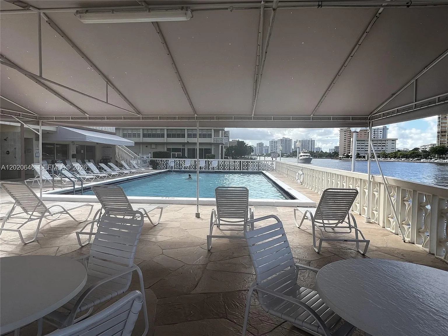 Imperial Towers Condo — Photo 2