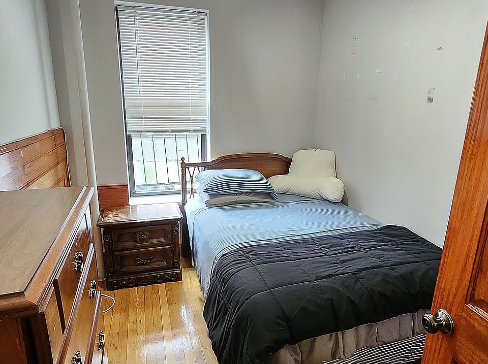 1st image of 424 E 13th St #319