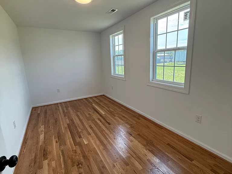 215 Mecklenburg St — Photo 9