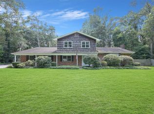 8 Chantilly Ct, Huntington Station, NY 11746