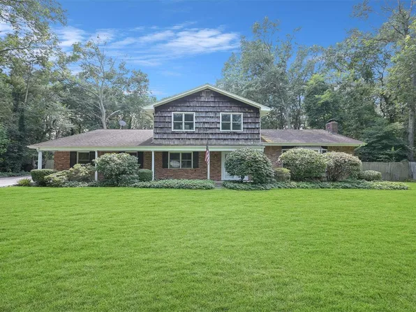 8 Chantilly Court, Dix Hills, NY 11746