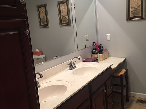 5th image of 131 Applewood Dr