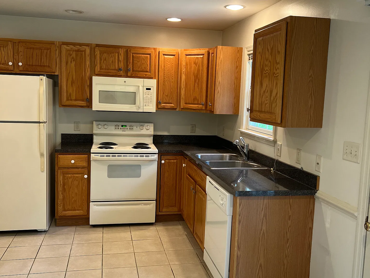 3 bed, 2.5 bath, 1350 sqft, $1,650 — Photo 3