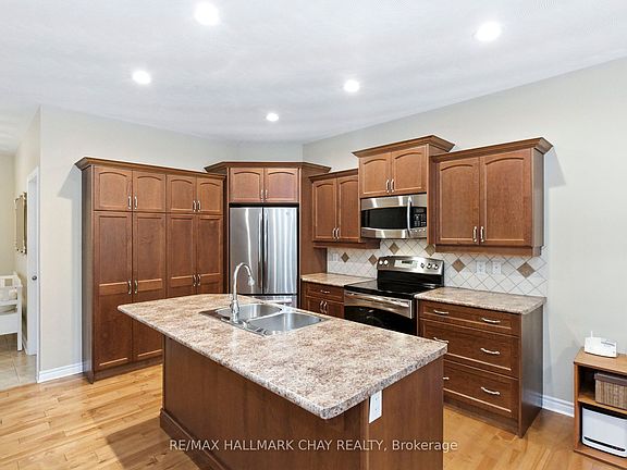 5th image of 32 Valleycrest Dr
