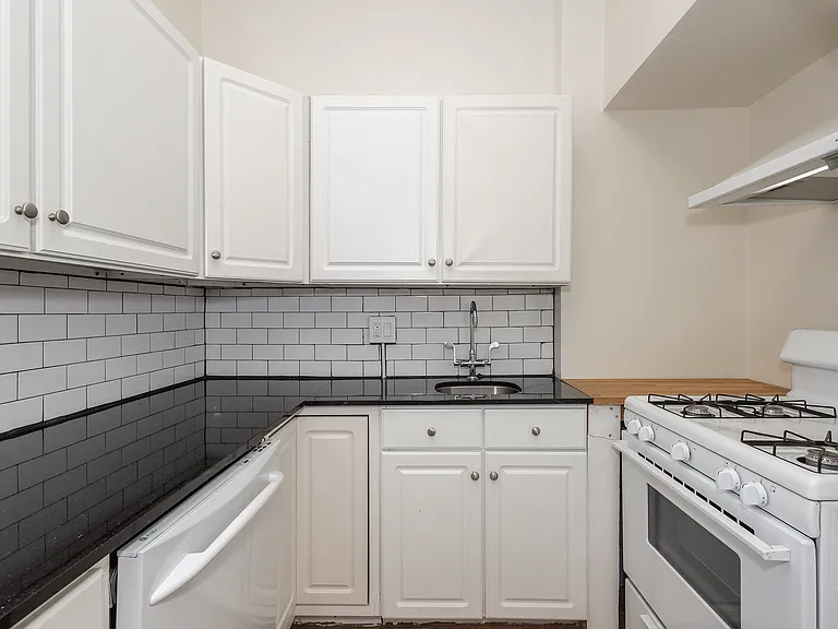 Wolcott Apartments — Photo 12
