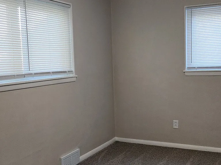 910 West Dr — Photo 6