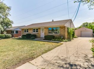 5833 W Allerton Ave, Greenfield, WI 53220