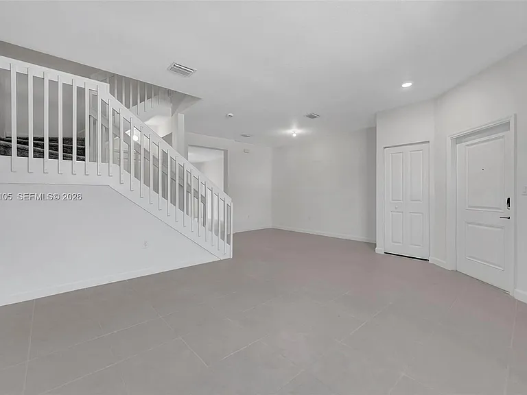 1867 SE 26th Ter — Photo 3