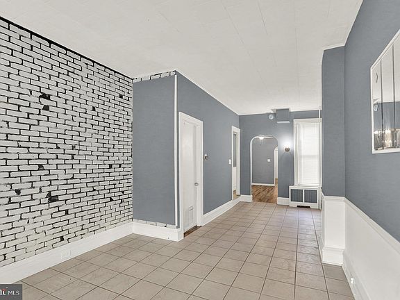 5th image of 745 Locust St
