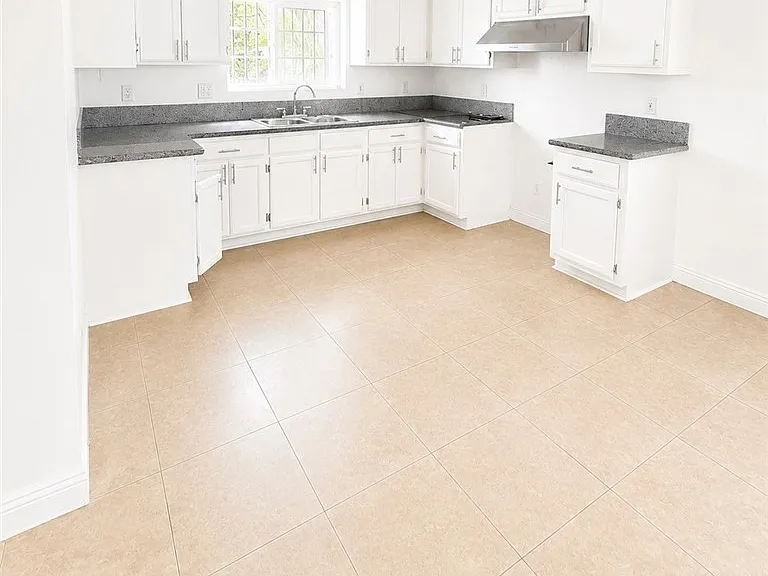 327 E Lanzit Ave — Photo 3