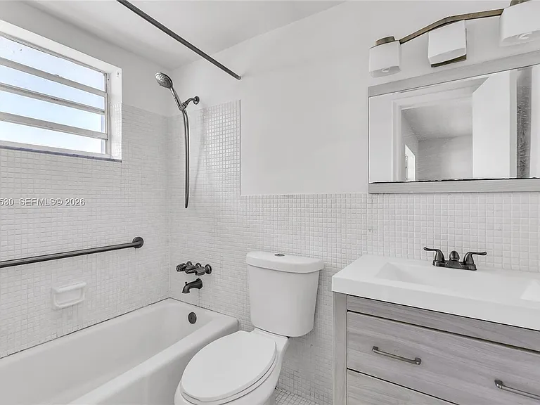 714 NE 10th St #307 — Photo 4