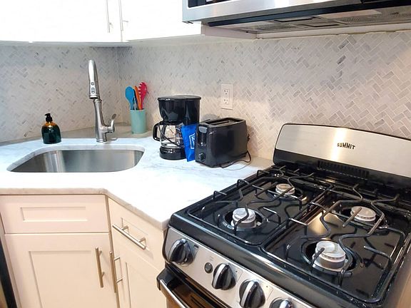 4th image of 216 E 36th St APT 4R