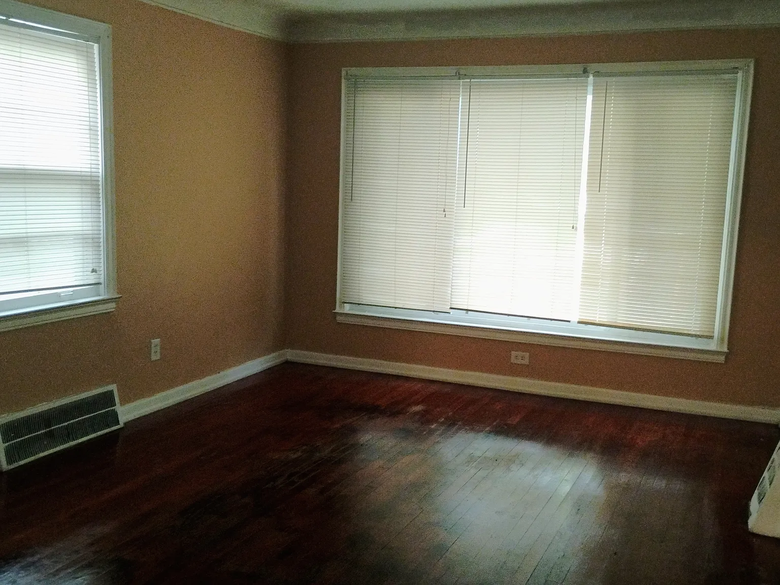 3 bed, 1100 sqft, $1,300 — Photo 2