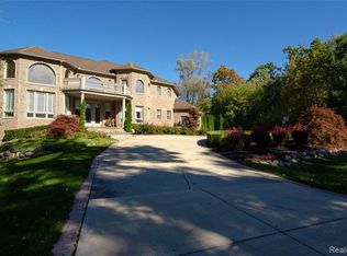 1916 Long Pointe Dr, Bloomfield Hills, MI 48302