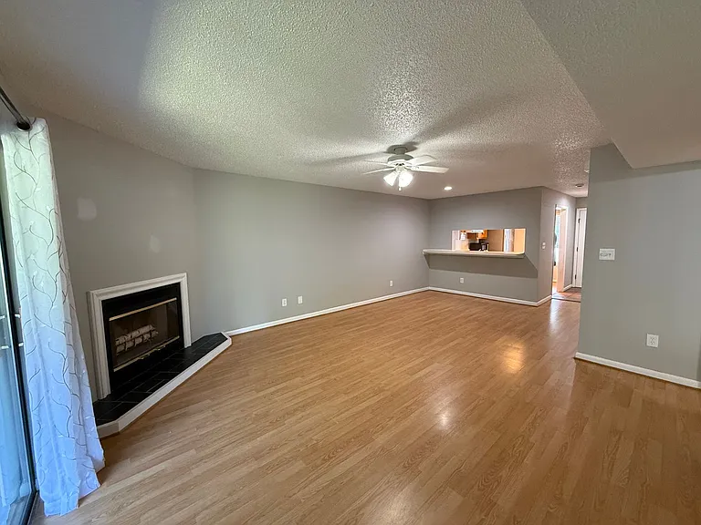 1312 Twin Springs Ct — Photo 4