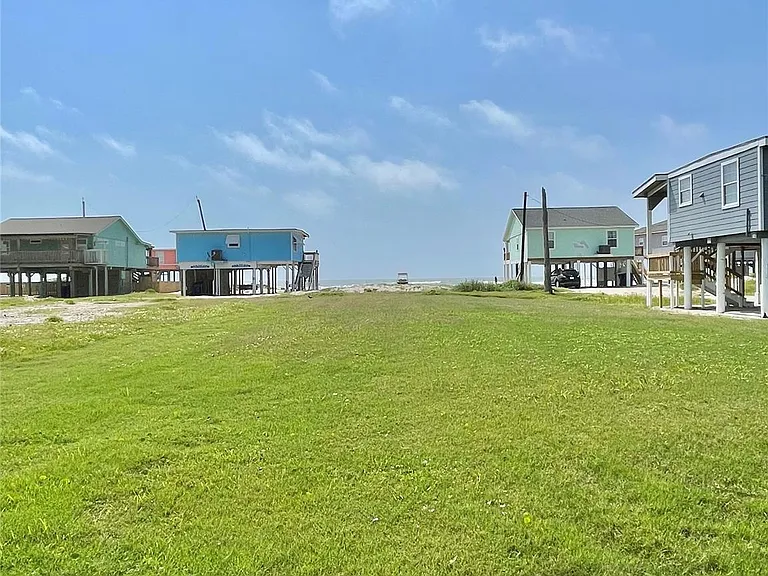 1111 Surf Dr — Photo 3
