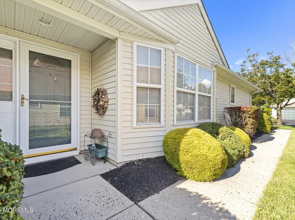 8 Oakmont Road, Lakewood, NJ 08701