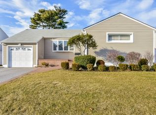 40 Daniel Rd N, Massapequa, NY 11758