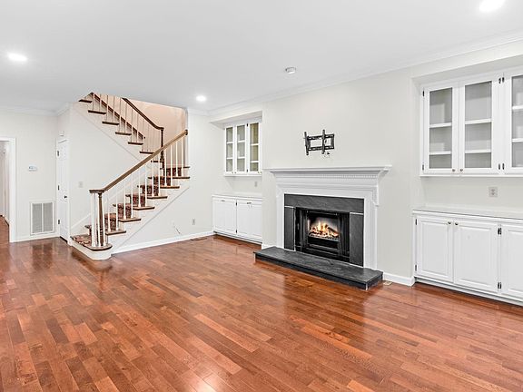4th image of 130 Glenbrooke Way