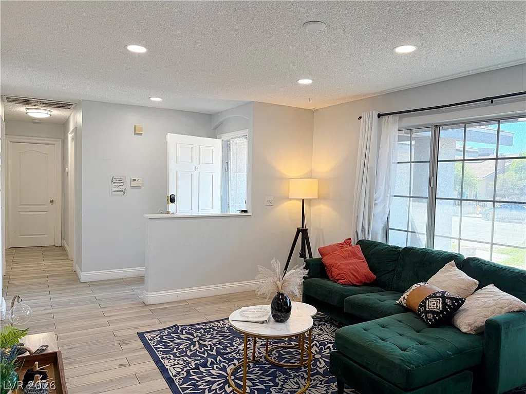 3 bed, 2.0 bath, 1337 sqft, $2,195 — Photo 3