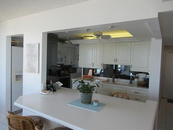 4th image of 320 Seaview Ct APT 112