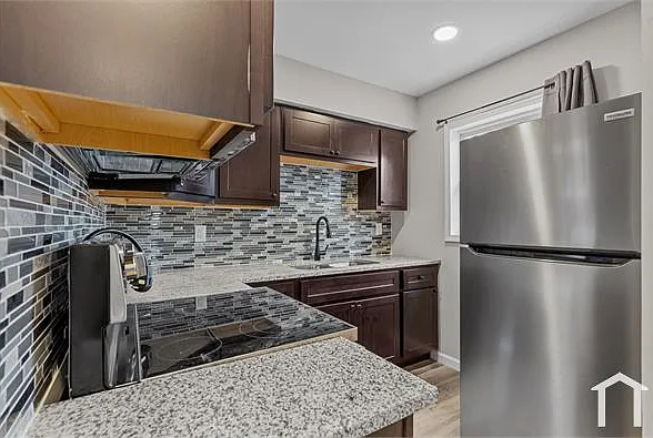 4 bed, 927 sqft, $1,900 — Photo 4