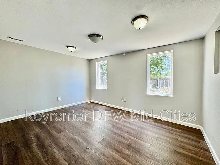 2801 Clearbrook Dr — Photo 10