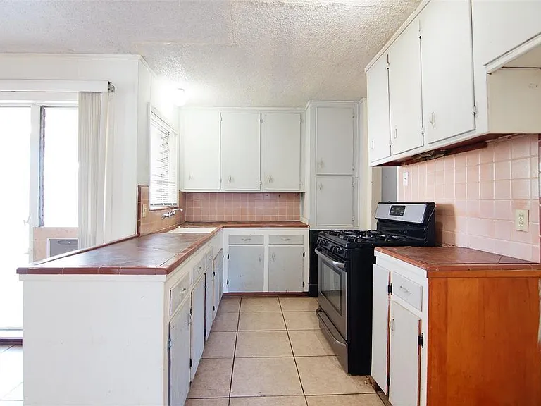 4048 Newshire Dr — Photo 3