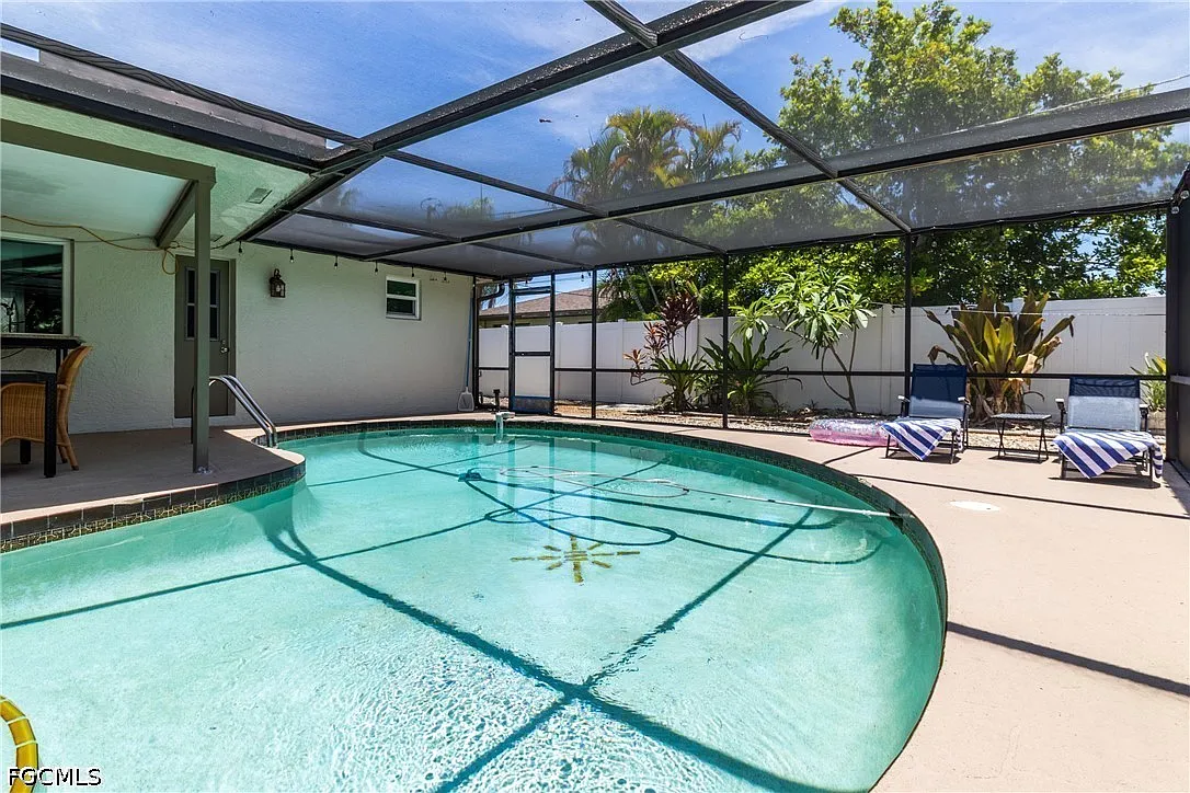 3 bed, 2.0 bath, 1360 sqft, $3,000 — Photo 3