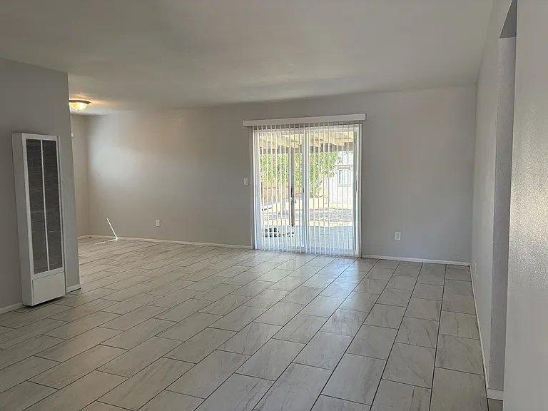 18938 Live Oak St — Photo 2