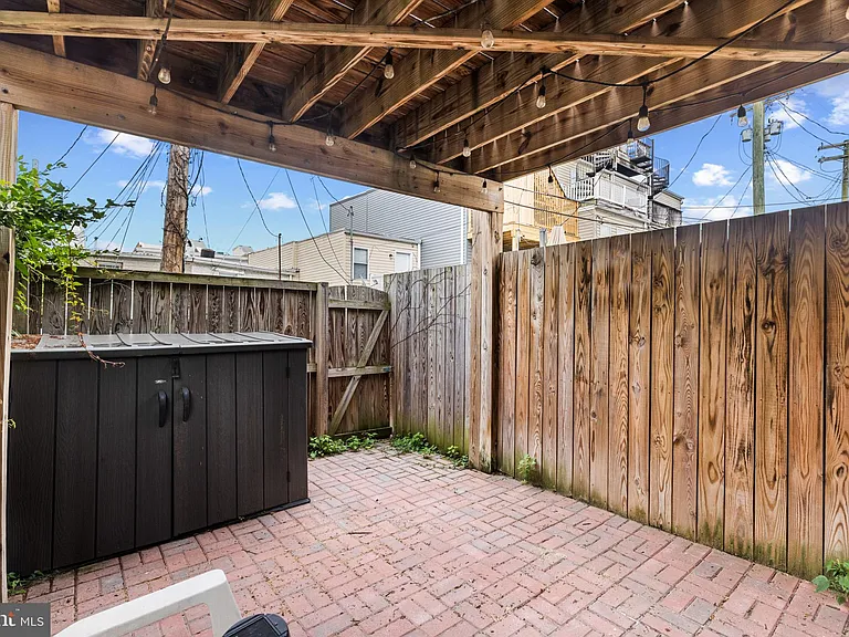 601 S Rose St — Photo 32
