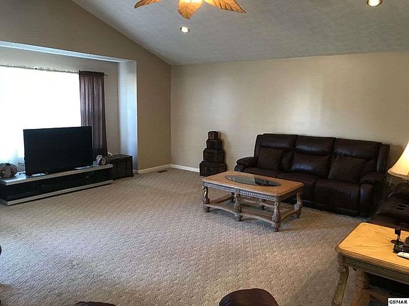 5th image of 319 White Oak Dr