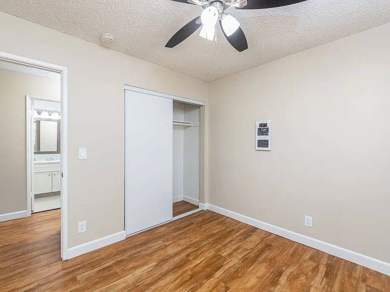 Willow Creek Apartments — Photo 12
