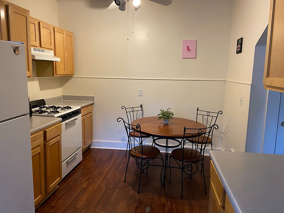 Eat-in kitchen