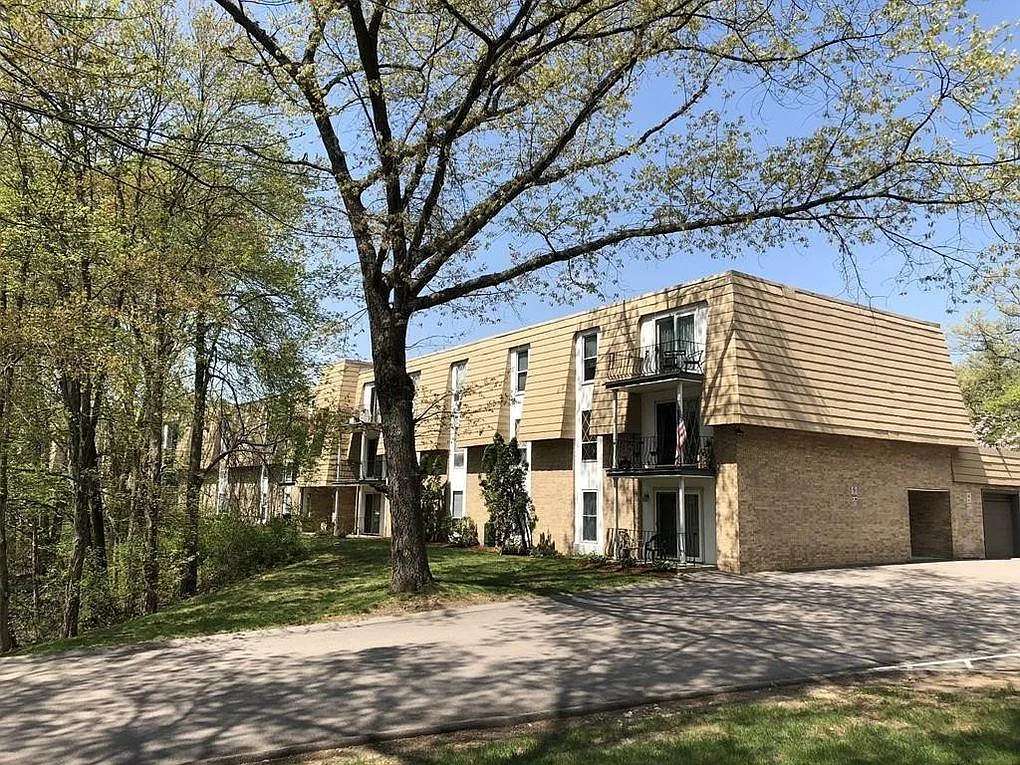 14 Shadowbrook Ln — Photo 1
