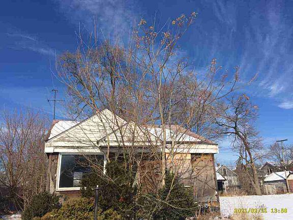 8213 E Robinwood