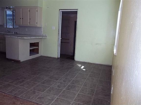 3rd image of 695 Crestview Dr
