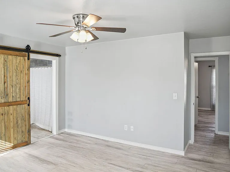 9724 Kent Dr — Photo 2