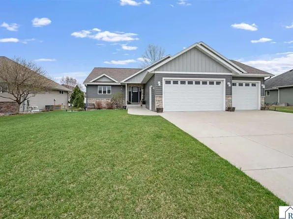 2292 Deerwood Dr, North Mankato, MN 56003