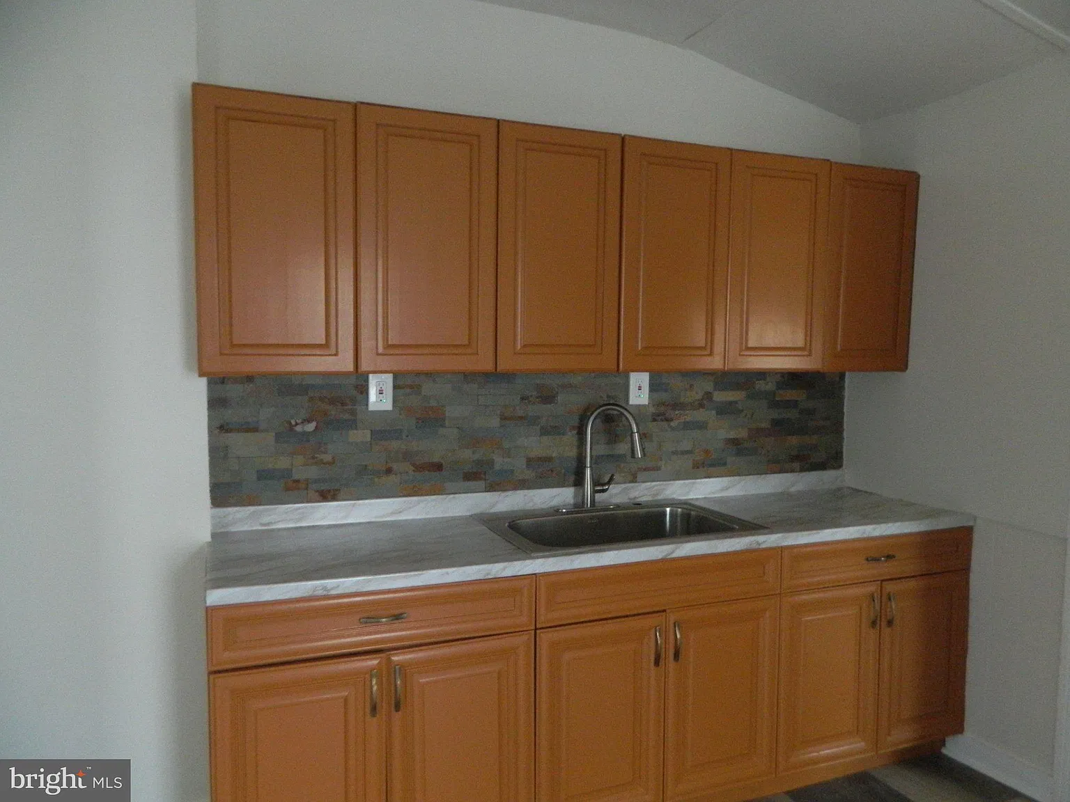 3 bed, 1.0 bath, 1008 sqft, $1,800 — Photo 3