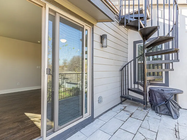 130 Rose Ln #202 — Photo 40