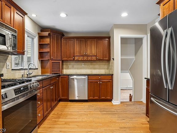 4th image of 63 Edgewood Dr