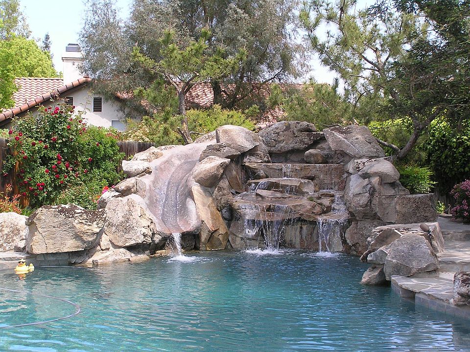 Pool with beach entry