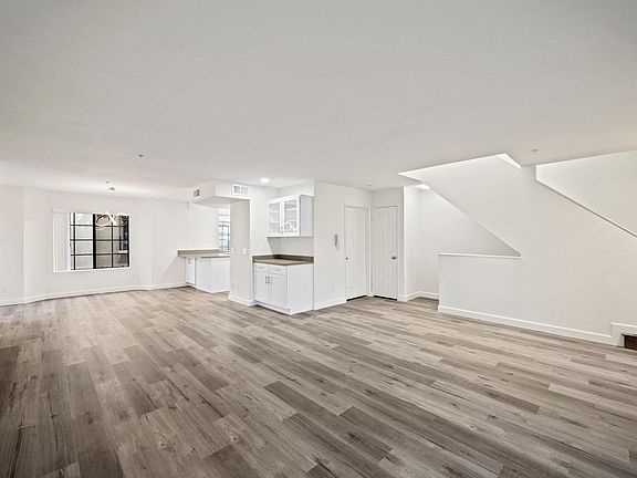 3rd image of 2930 Montrose Ave APT 105