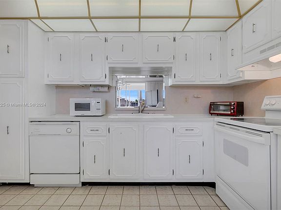 5th image of 201 SE 11th Ter APT 403