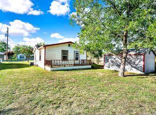 1205 Plum St, Floresville, TX 78114