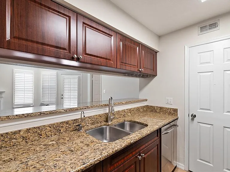 1000 W Horatio St #215 — Photo 9