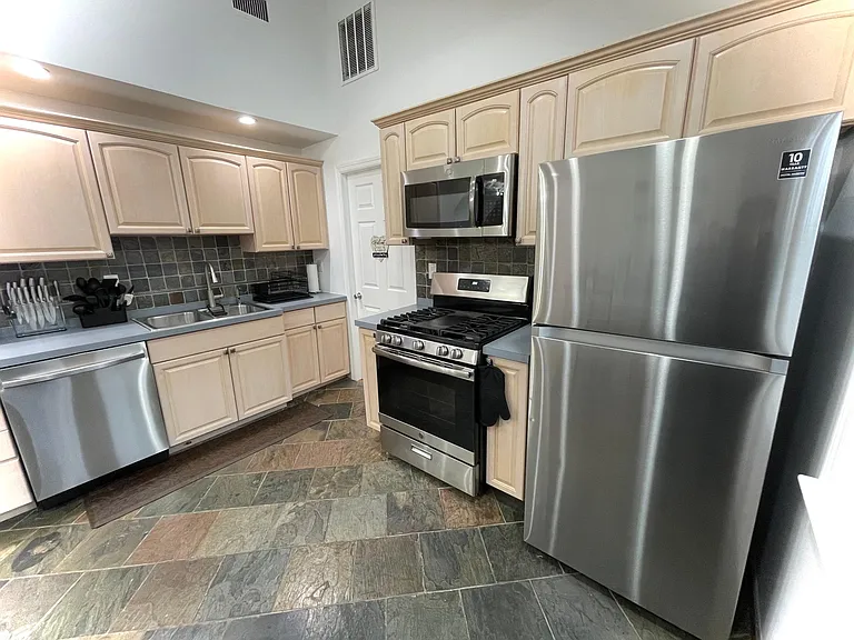 135 W 30th St #3 — Photo 35