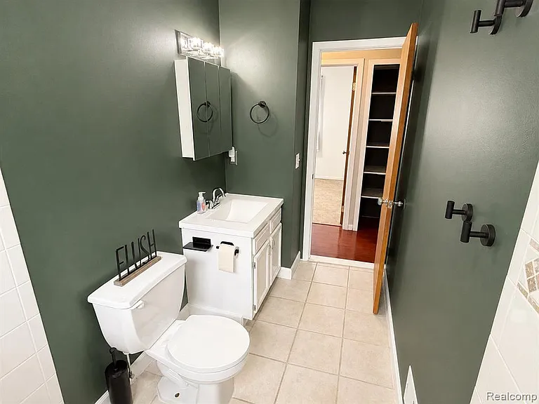 23400 Reynolds Ave — Photo 10